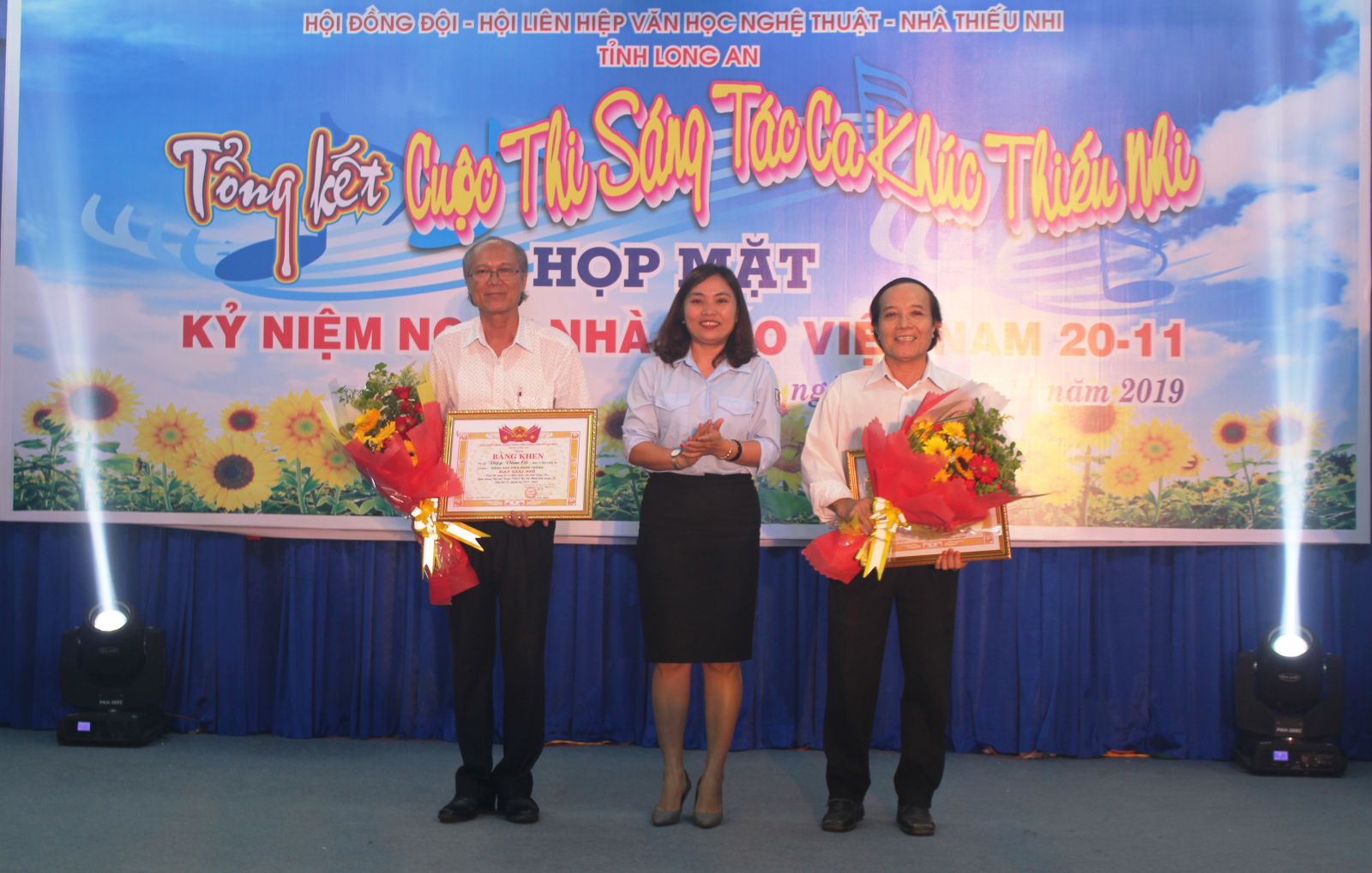 Deputy Secretary of the Provincial Youth Union and Chairwoman of Long An Provincial Council for Ho Chi Minh Children’s Organization - Le Thi Cam Tu presents prizes to 2 second-prize winners.