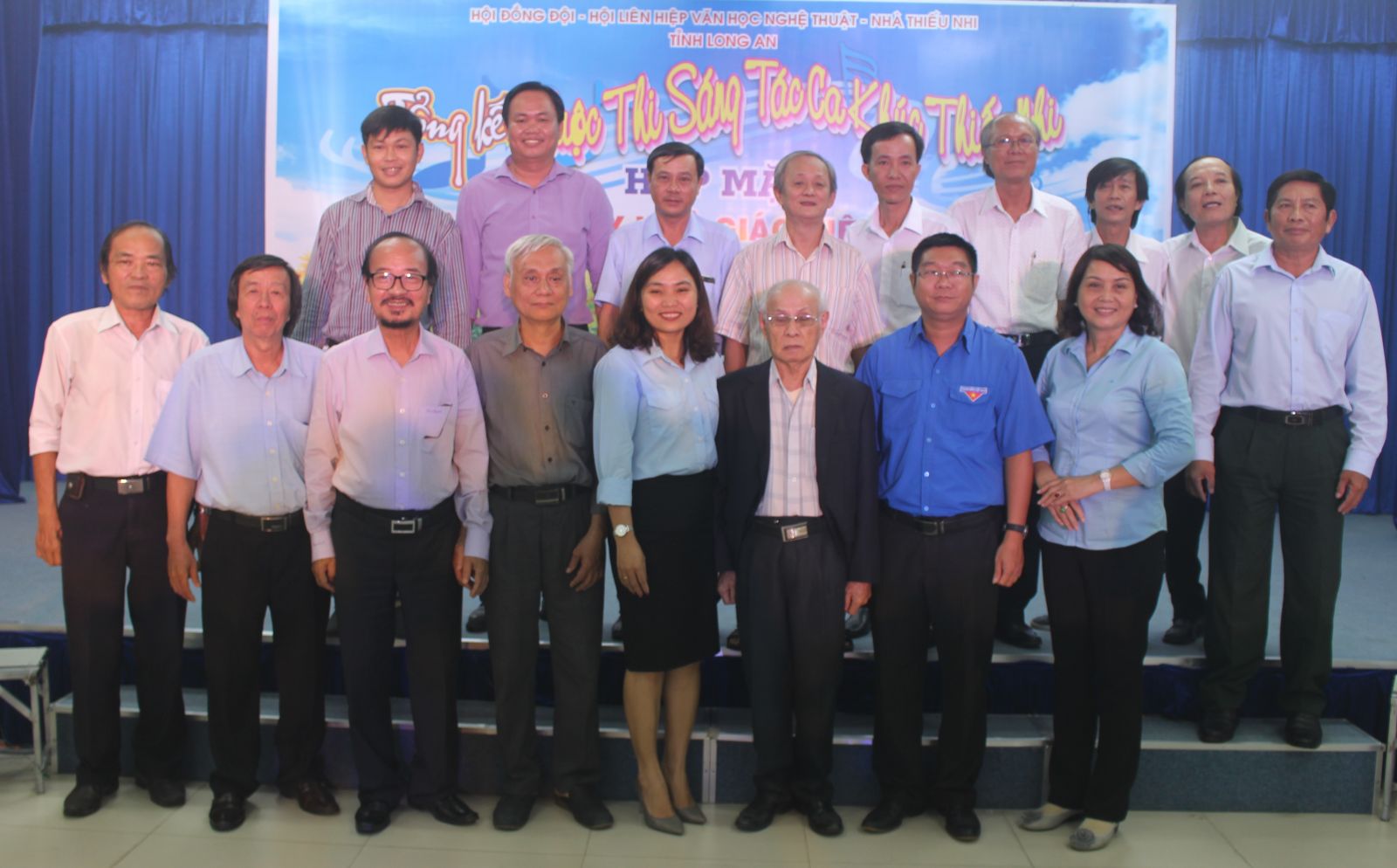 The contest winners take memorial photos with members of the Organizing Committee and representatives of provincial departments and branches