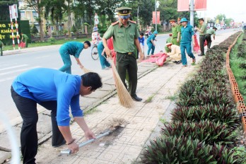 Đức Huệ phát động hưởng ứng chống rác thải nhựa