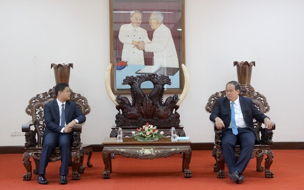 Chairman of the An Giang provincial People’s Committee Nguyen Thanh Binh (R) and Cambodian Consul General in Ho Chi Minh City Sok Dareth (Photo: VNA)