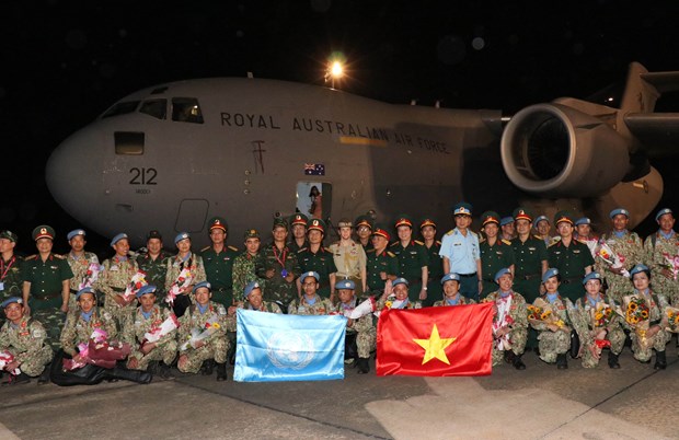 The 31 officers and soldiers were welcomed home at the airport. (Photo: VNA)