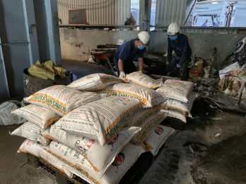 Long An destroys over 4.3 tons of fake fertilizer