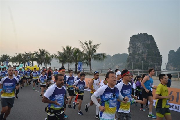 More than 3,000 athletes, including nearly 1,600 foreigners, participate in the Halong Bay Heritage Marathon 2019. (Photo: VNA)