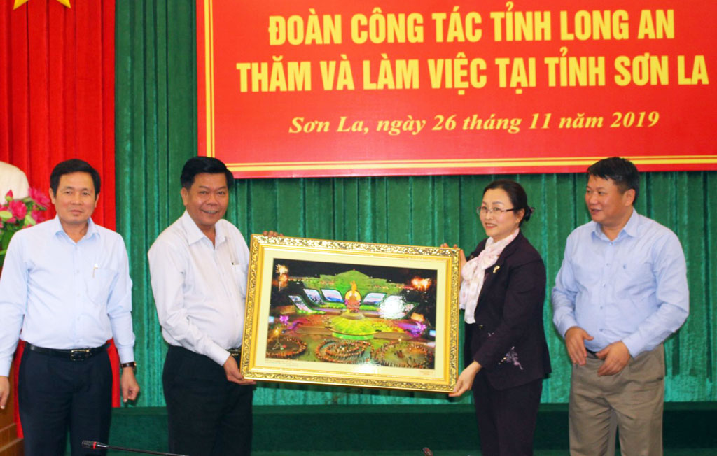 Vice Chairwoman of Son La People's Council - Nham Thi Phuong, Vice Chairman of Son La People's Committee - Lo Minh Hung presented a souvenir painting to Long An provincial leaders