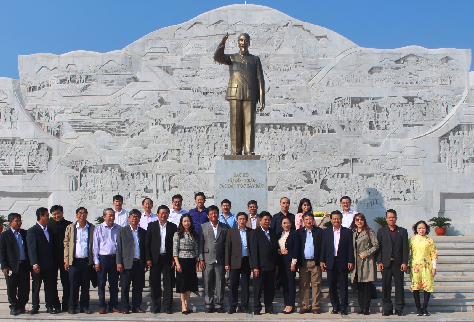 Long An delegation visits and offers incense at Monument of Uncle Ho with the Northwestern people