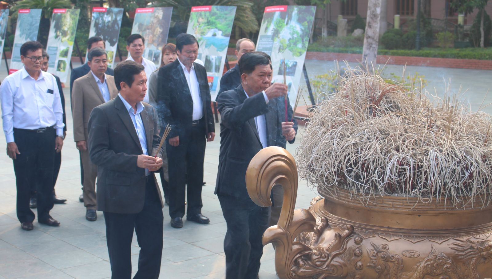 Long An delegation offers incense at the Memorial House of Martyr Heroes