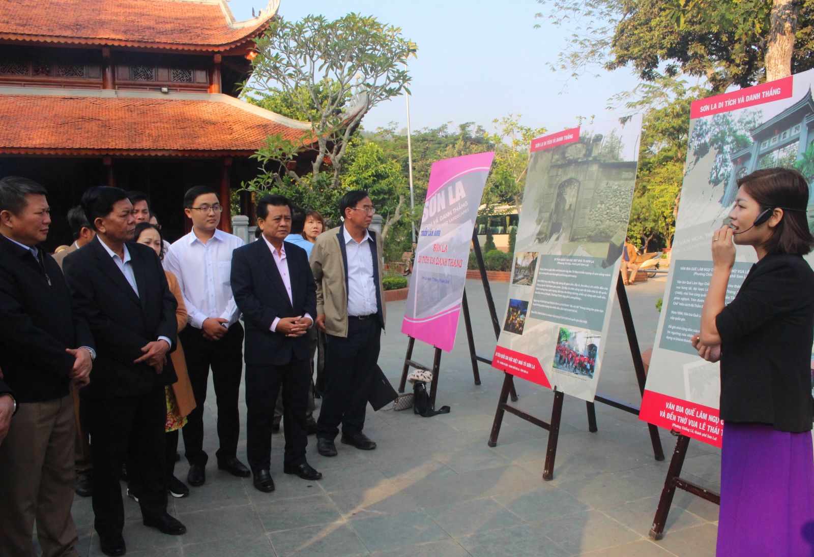 Long An delegation offers incense at the Memorial House of Martyr Heroes