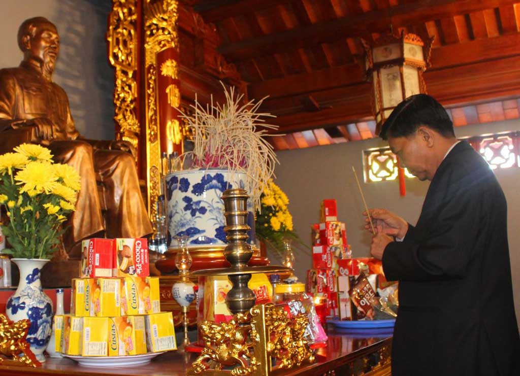 Long An delegation visits and offers incense at Monument of Uncle Ho with the Northwestern people