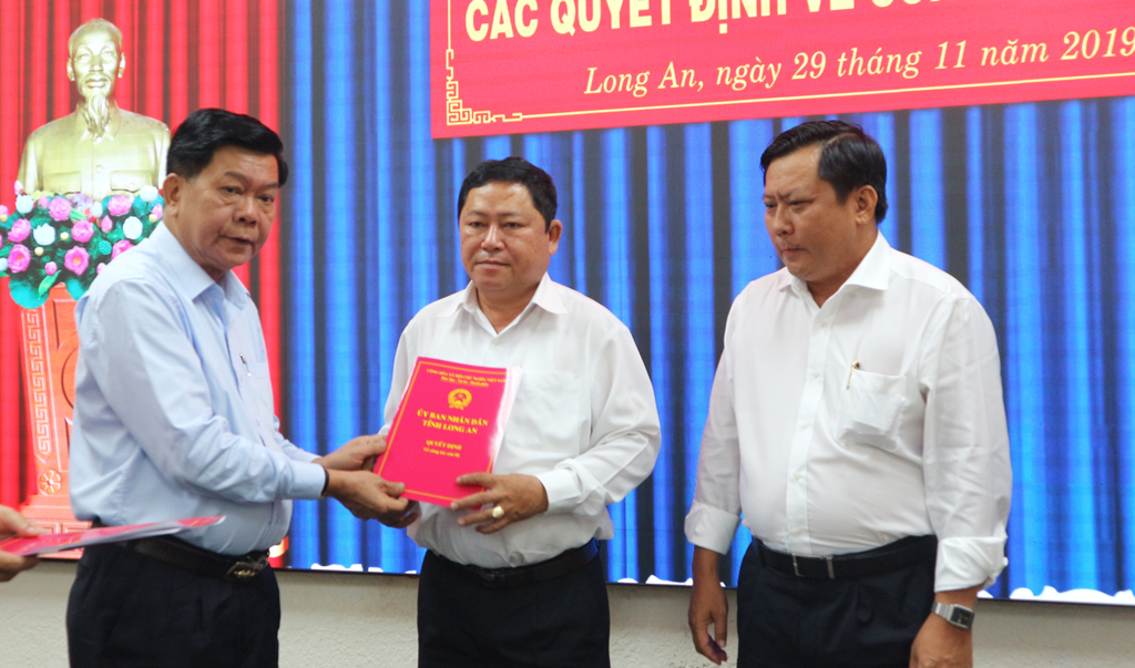 Chairman of the Provincial People's Committee - Tran Van Can hands over the decision to Mr. Pham Van Do