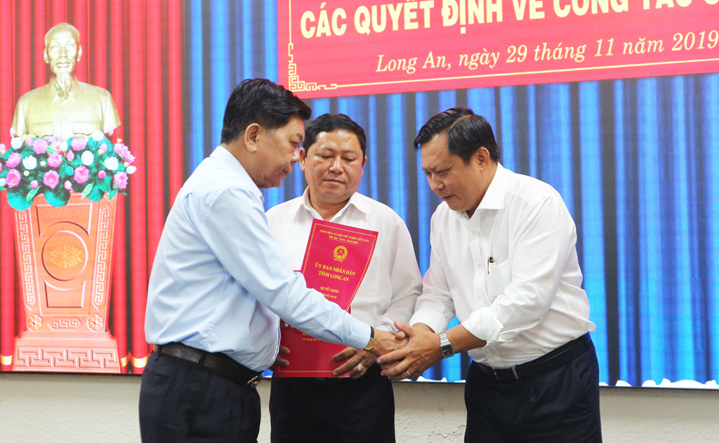 The Chairman of the provincial People's Committee congratulates Mr. Huynh Van Son