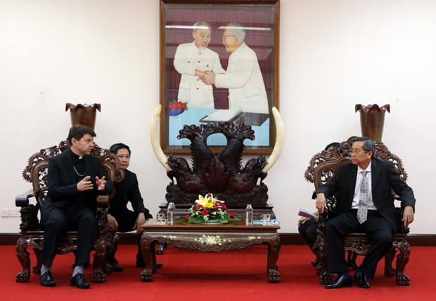 Vice Chairman of the provincial People’s Committee Le Van Nung (R) and Archbishop Marek Zalewski at the meeting on November 28 (Photo: VNA)