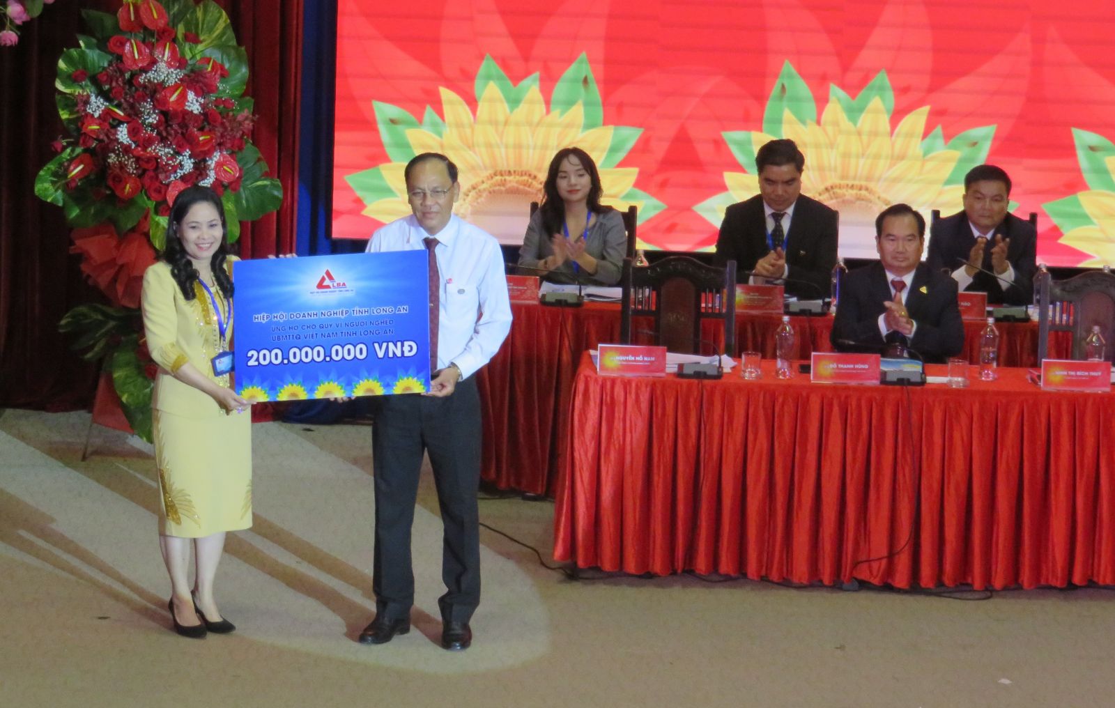 Representative of the Executive Committee of the Association sends the donation to the Fund for the Poor through the Vietnam Fatherland Front Committee of Long An Province