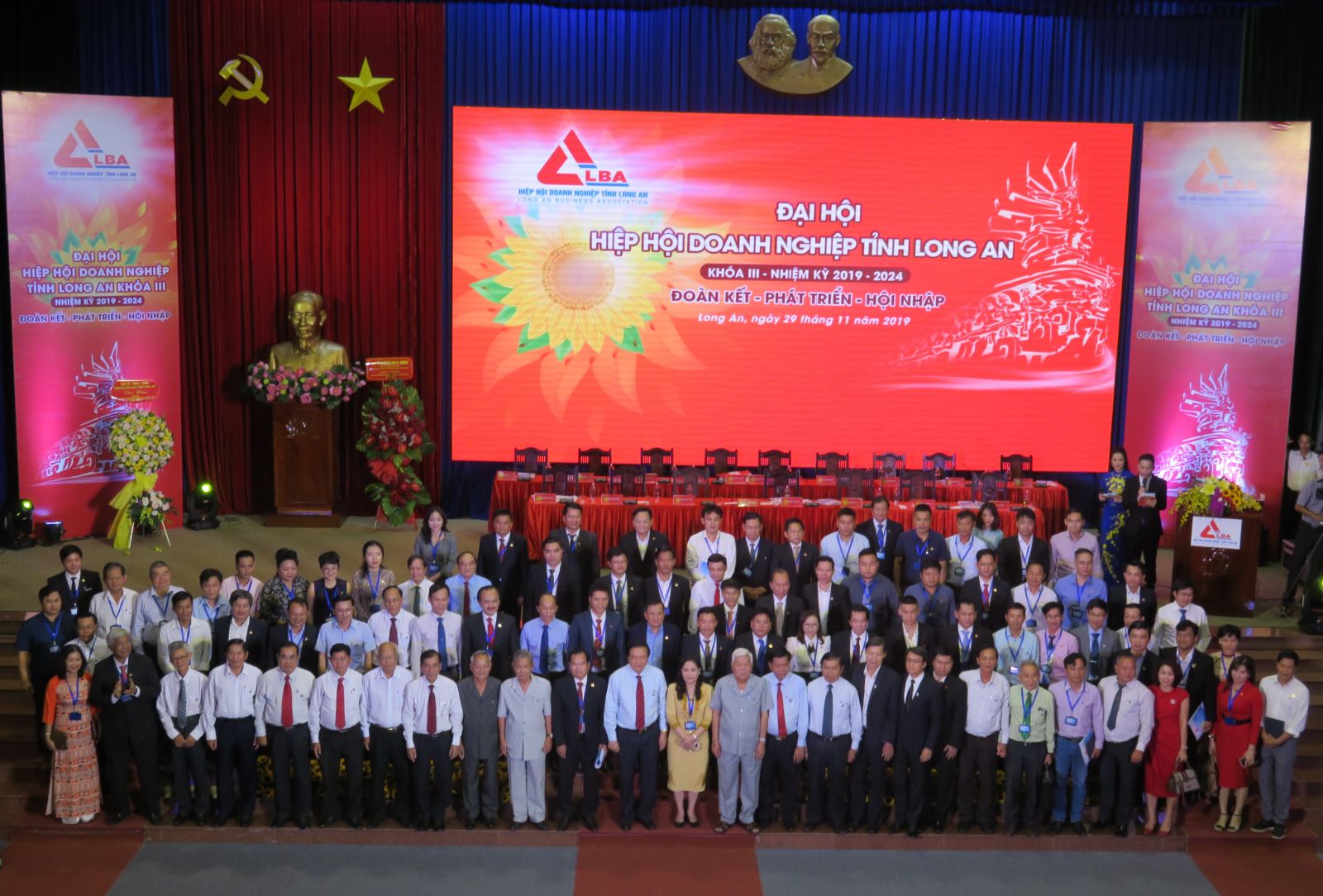 Provincial leaders, former provincial leaders of the previous term take souvenir photos with members of the Association and businesses