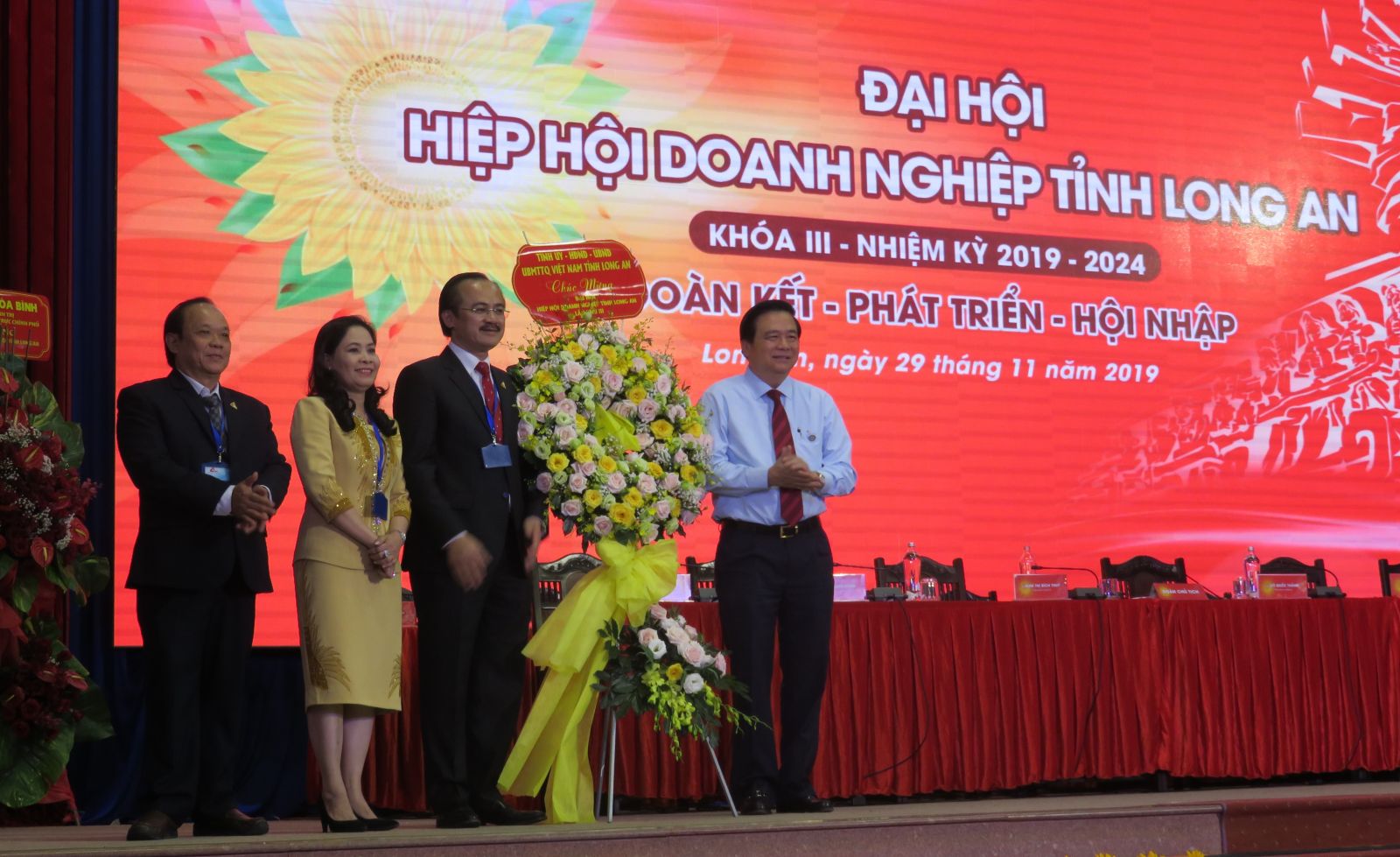 Secretary of the Provincial Party Committee, Chairman of the Provincial People's Council - Pham Van Ranh (R) presents flowers to congratulate the Congress