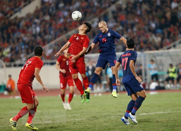 Vietnamese footballers (in red) in the World Cup 2022 qualifier with Thailand in Hanoi on November 19 (Photo: VNA)