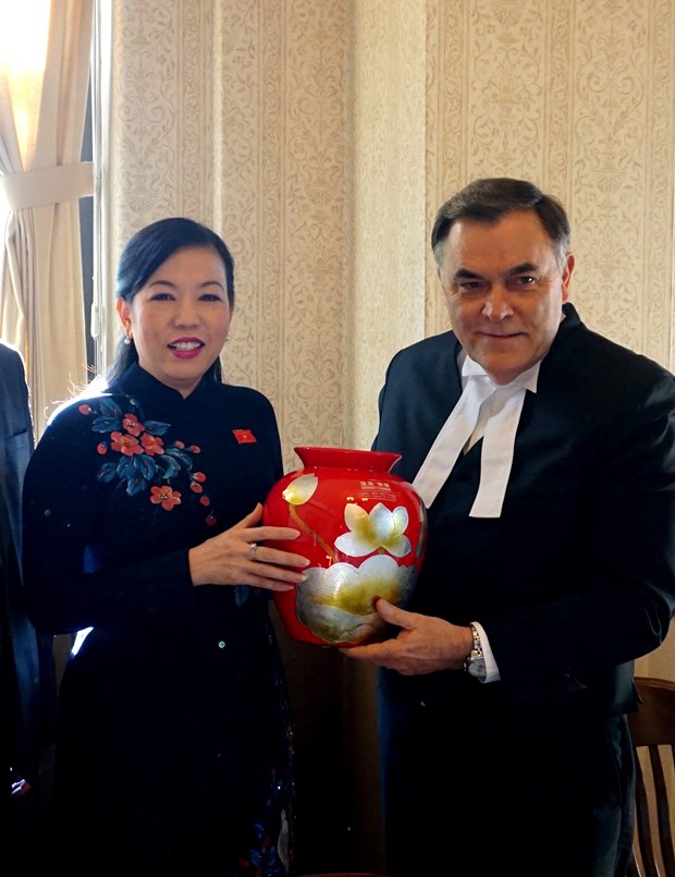 Nguyen Thanh Hai (left), head of the NA’s Ombudsman Committee and Chairwoman of the Vietnam-Canada Friendship Association, and peaker of the Legislative Assembly of British Columbia Darryk Plecas. (Photo: VNA)