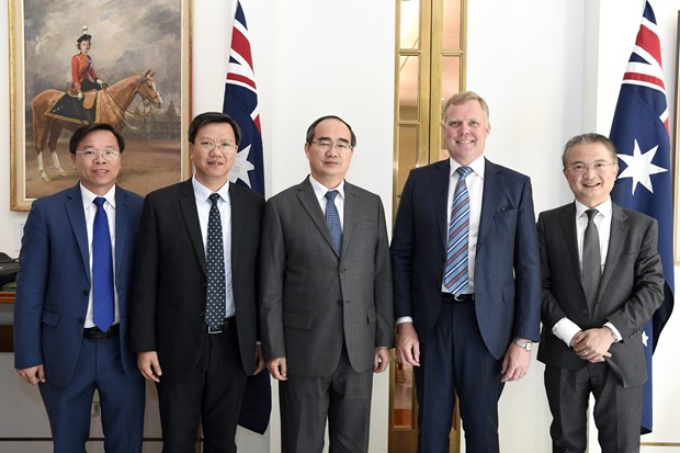 Politburo member and Secretary of the Ho Chi Minh City Party Committee Nguyen Thien Nhan (centre), Speaker of the House of Representative of Australia Tony Smith (second, right) and other officials at the meeting in Canberra on December 3 (Photo: VNA)