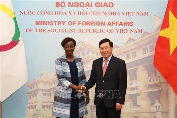 Deputy Prime Minister and Foreign Minister Pham Binh Minh (R) and OIF Secretary General Louise Mushikiwabo (Photo: VNA)