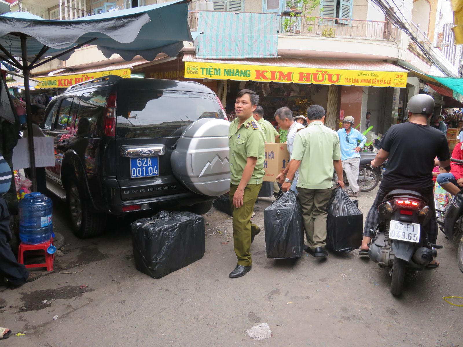 The market management force detected and confiscated cigarettes gathered at the market in Ward 1, Tan An City