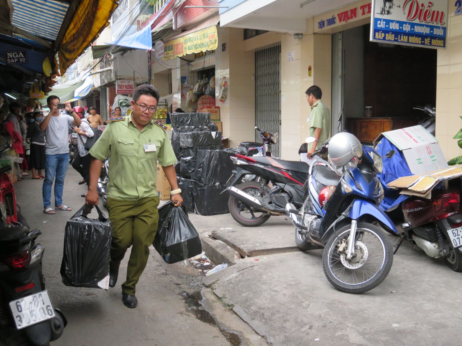 The market management force confiscates cigarettes