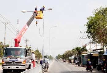 Can Duoc invests 2.5 billion VND in building median strip and inner-townlet lighting system