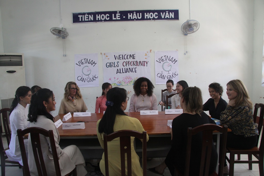 Michelle Obama meets former female students