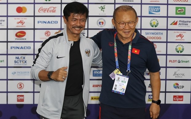 Vietnam's head coach Park Hang-seo (right) and Indra Sjafri of Indonesia at the press conference ahead of the final match of the men’s football category of the SEA Games. (Source: VNA)