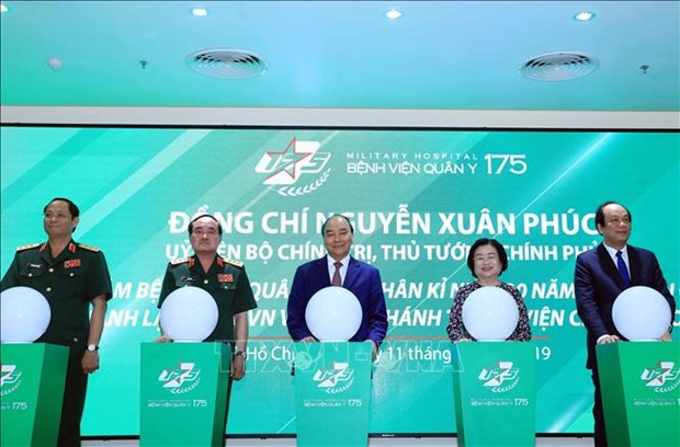 Prime Minister Nguyen Xuan Phuc (C) attends the inauguration ceremony for the trauma and orthosis institute under Military Hospital 175. (Photo: VNA)