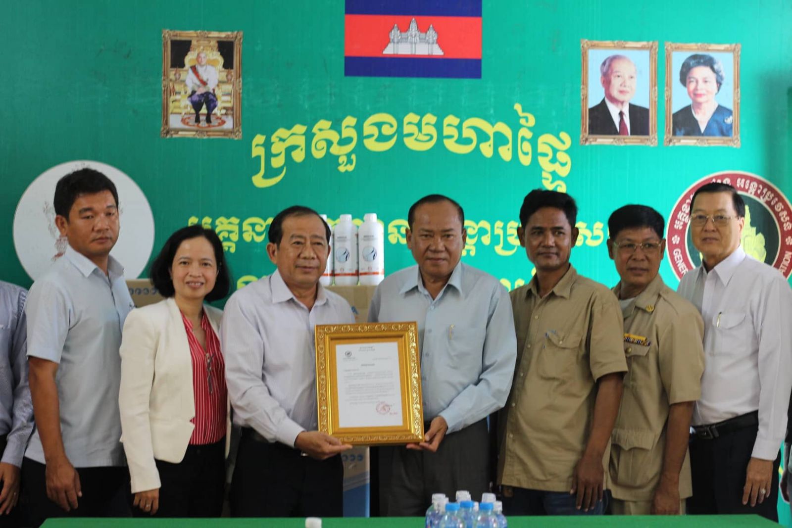 Director of Svay Rieng Department of Agriculture - Forestry - Fisheries - Thach Ratana sends a letter of thanks from the Governor of Svay Rieng to Long An province's leader