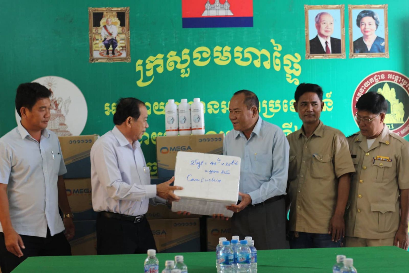 Director of Long An Department of Agriculture and Rural Development - Nguyen Thanh Truyen (2nd, L) hands over vaccines and disinfectants to Svay Rieng province, Kingdom of Cambodia