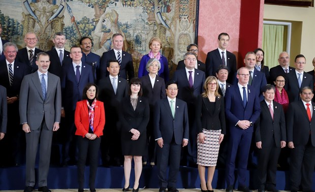 Foreign ministers of the Asia-Europe Meeting (ASEM) countries convened a plenary session on sustainable connectivity between Asia and Europe on December 16 as part of their 14th meeting in Madrid, Spain.