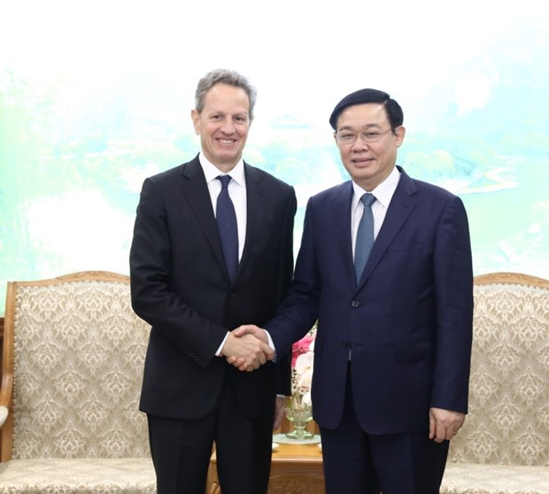 Deputy Prime Minister Vuong Dinh Hue (R) and President of the Warburg Pincus Timothy Geithner (Photo: VNA) 