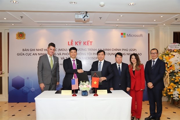 Representatives from the Cyber Security and High-tech Crime Prevention Department and Microsoft Vietnam at the signing ceremony of the GSP agreement in Hanoi on December 19 (Source: VNA)