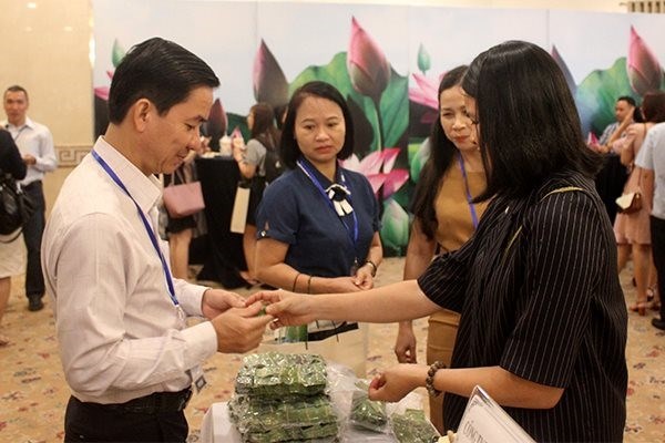 Representatives of various firms exchange products to be exported to the EU market on the sidelines of the forum on December 19 (Photo: saigontimes.vn)