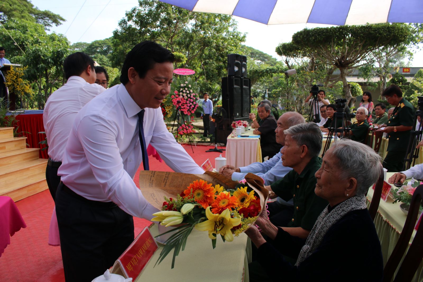 Vice Chairman of Long An Provincial People's Committee - Pham Tan Hoa presents flowers to Vietnamese Heroic Mother - Le Thi Ranh