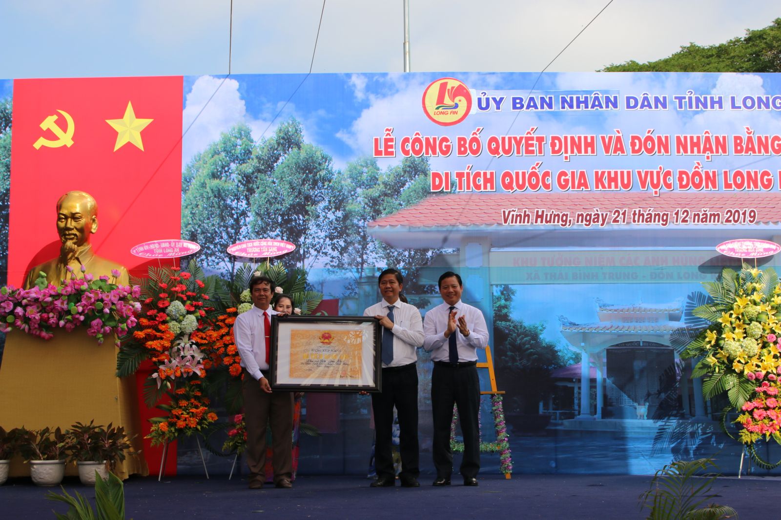 Certificate for National Historic Relic of Long Khot Border Guard Area is received 