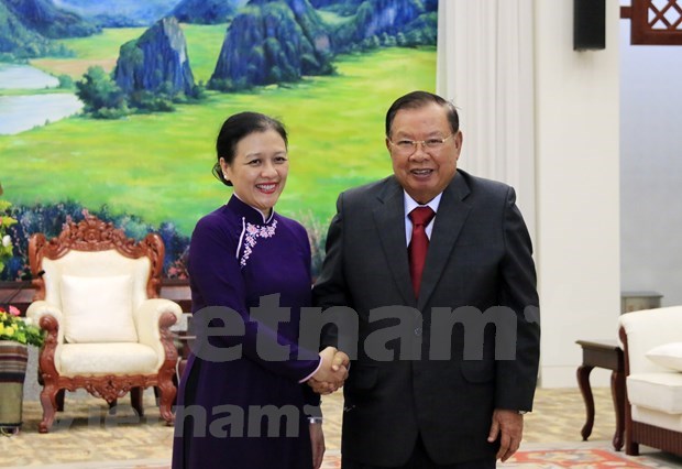 President of the Vietnam Union of Friendship Organisations (VUFO) Nguyen Phuong Nga meets with Lao Party General Secretary and President Bounnhang Vorachith in Vientiane on December 25. (Photo: VNA)