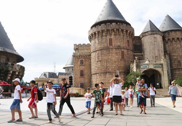 Visitors to Ba Na Hill, a popular destination in Da Nang city (Photo: VNA)