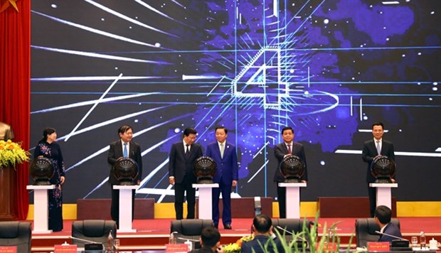 Deputy Prime Minister Trinh Dinh Dung and delegates press the launch button during a ceremony to debut VNGEONET. (Photo: VNA)