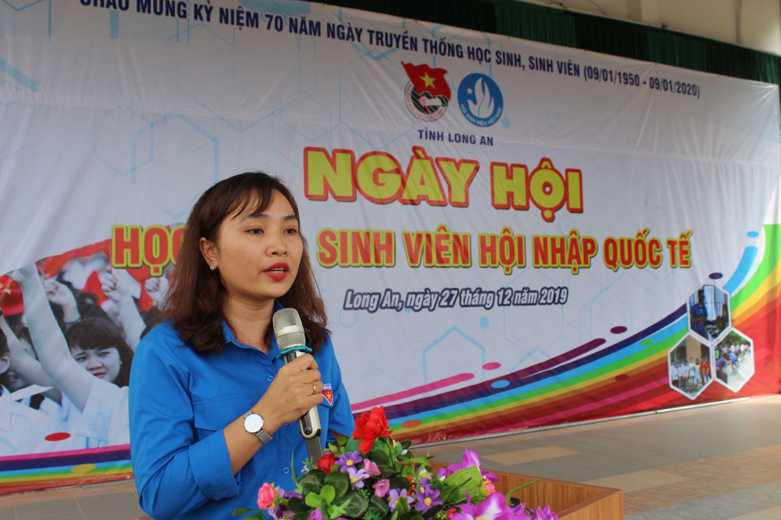 Deputy Secretary of the Provincial Youth Union, President of Vietnam Student Association of Long An Province - Le Thi Cam Tu gives the opening speech on the Students’ Day for international integration 