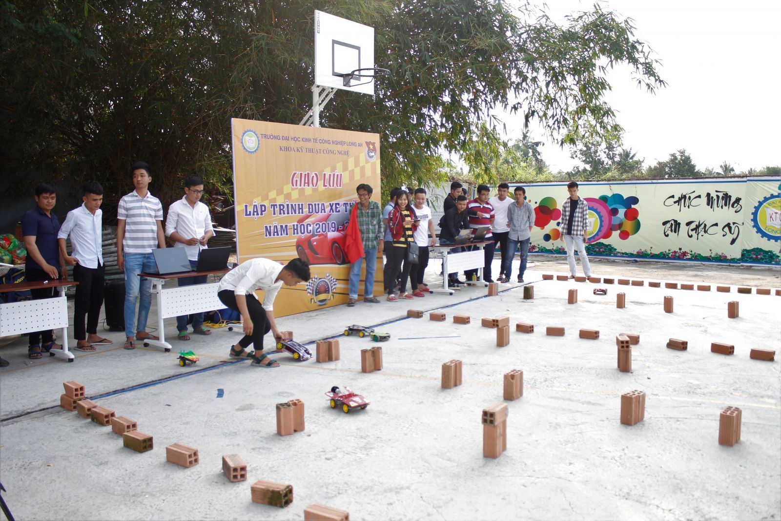 The delegation of Long An University of Industrial Economics also organized a model racing game