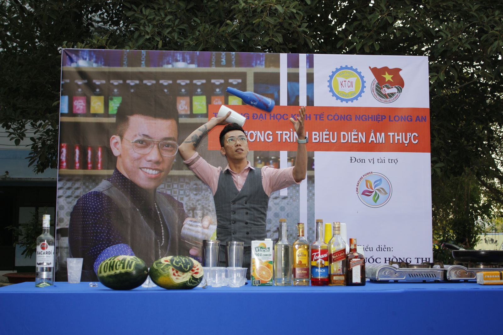 Master Le Quang Hong Thi performs the culinary program at the festival