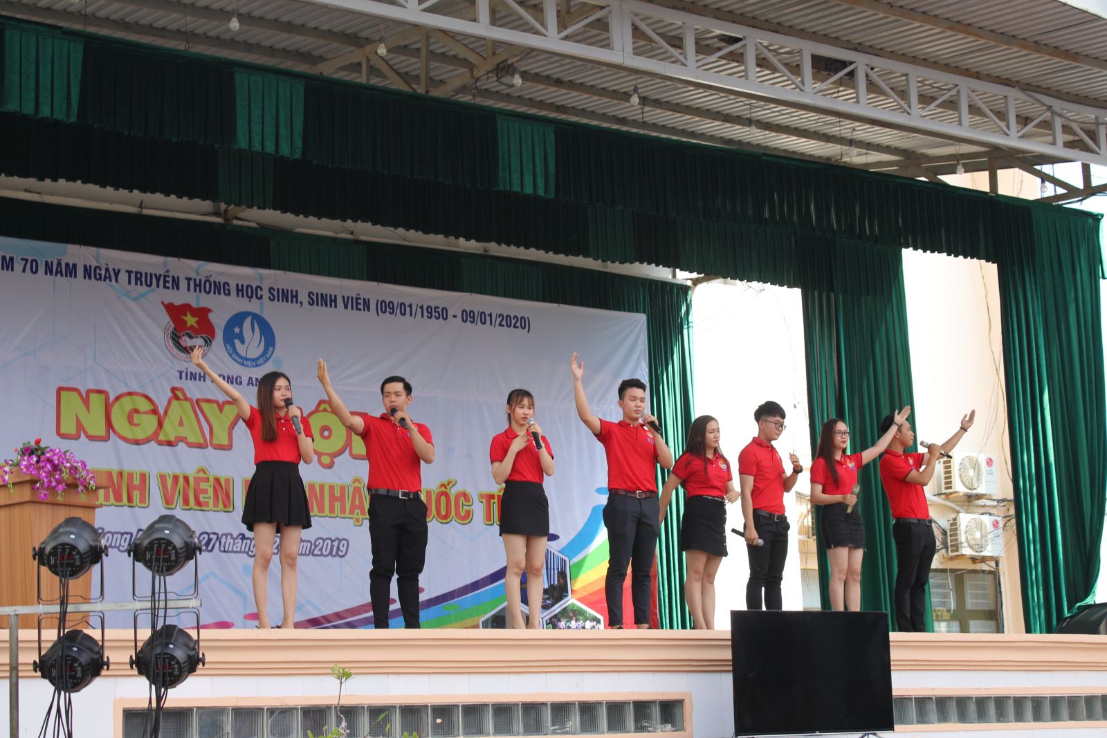 Performing arts to celebrate the festival for students of Long An University of Economics and Industry