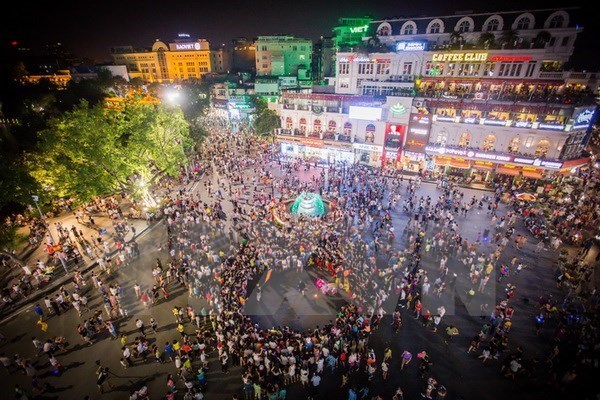 People crowd the pedestrian zone around Hoan Kiem Lake every weekend (Photo: VNA)