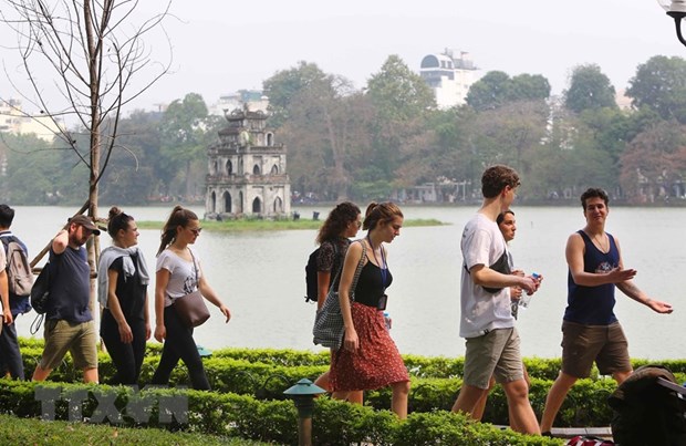 Foreign visitors to Hoan Kiem Lake (Photo: VNA)