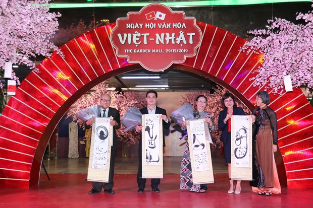 The Vietnamese side introduces calligraphy painting to visitors (Photo: VNA)