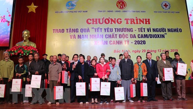 Gift packages are presented to heroic mothers, families covered by social welfare policies, poor households and AO/dioxin victims at the event (Source: VNA)