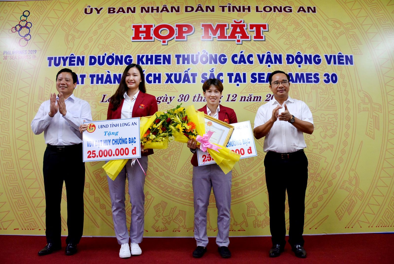 Permanent Deputy Secretary of the Provincial Party Committee - Nguyen Van Duoc (R) and Vice Chairman of the Provincial People's Committee - Pham Tan Hoa presented certificates of merit and bonuses to athletes who won gold medals at SEA Games 30