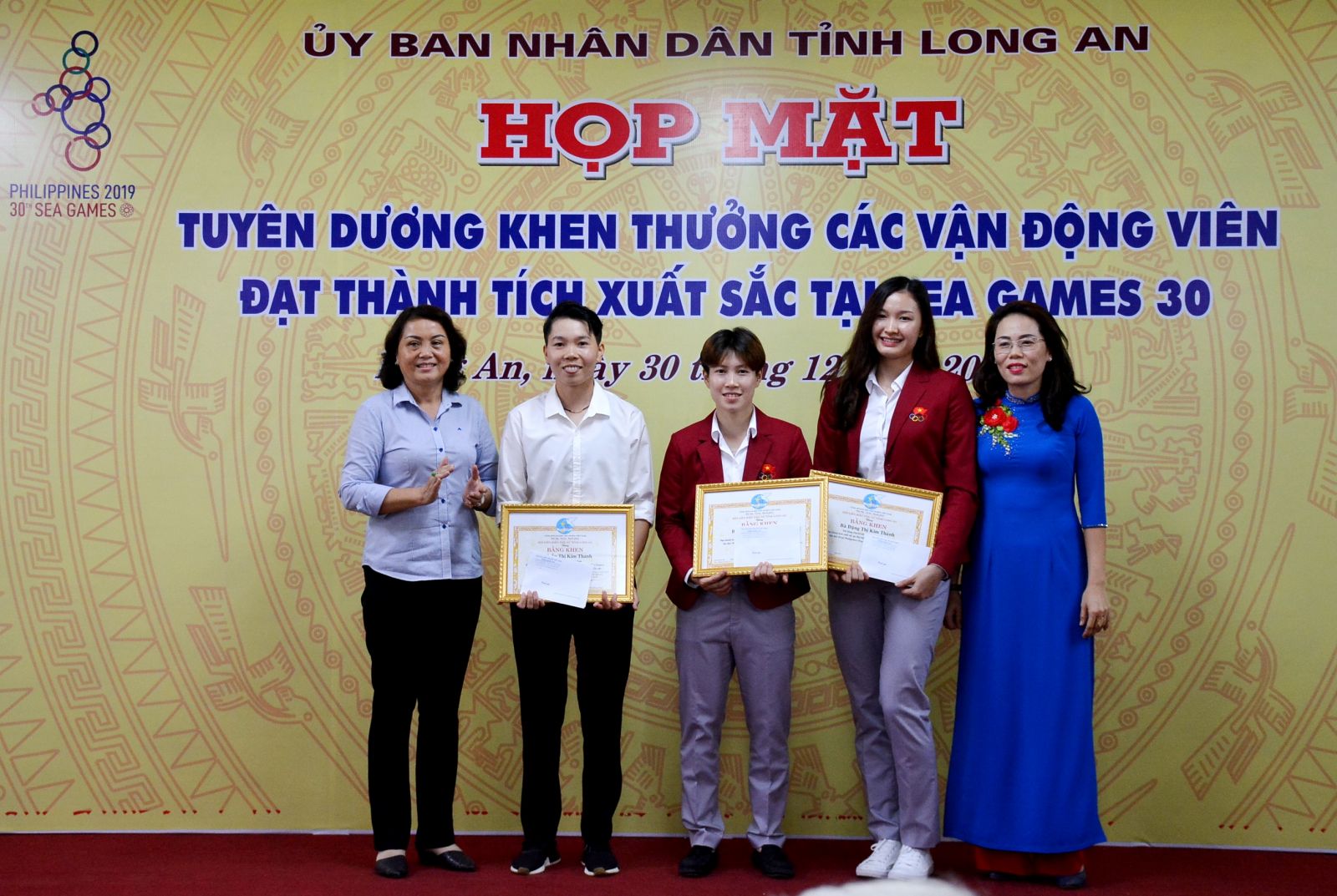 The Vietnam Women's Union of Long An province also awarded certificates of merit and accompanying awards to the successful female athletes at SEA Games 30