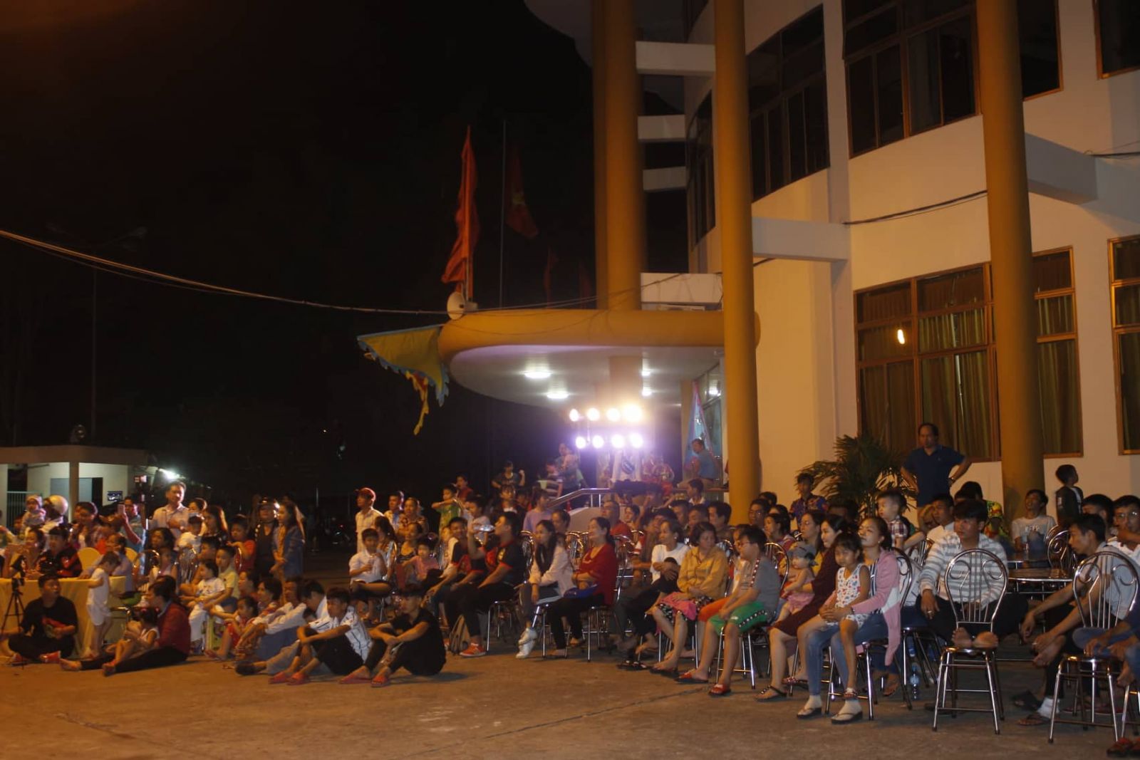 The festival attracted numerous people to watch and cheer